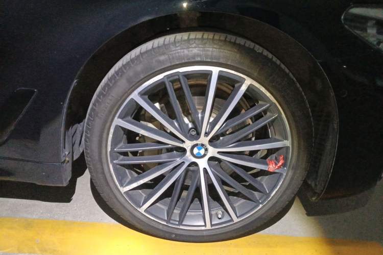 Used BMW 5 Series 2019 Facelifted 530Li Leading Edition M Sport Package Right Front Wheel Hub