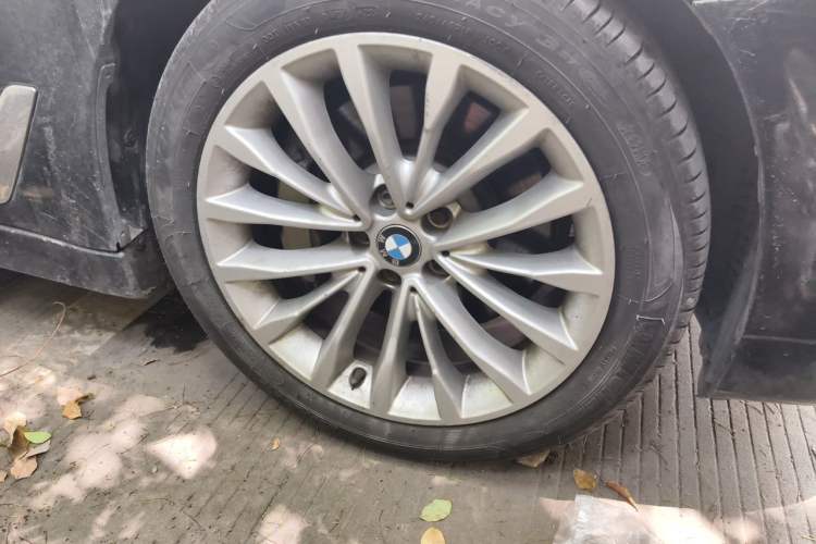Used BMW 5 Series 2019 530Li Leading Model Luxury Package Right Front Wheel Hub