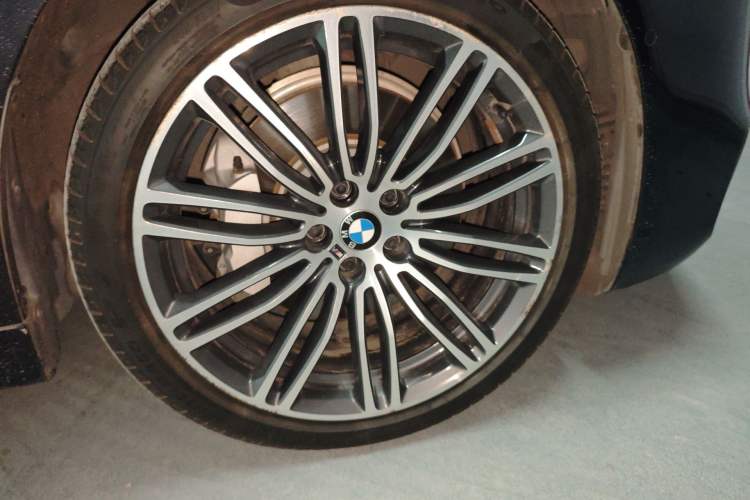 Used BMW 5 Series 2019 530Li Leading Model M Sport Package Right Front Wheel Hub