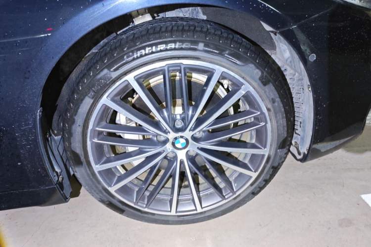Used BMW 5 Series 2019 Restyled 530Li Luxury Edition M Sport Package Right Front Wheel Hub
