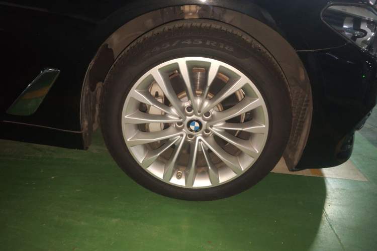 Used BMW 5 Series 2019 Facelifted 530Li Leading Edition Luxury Package Right Front Wheel Hub
