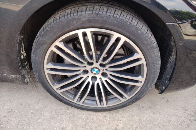 Used BMW 5 Series 2019 530Li Leading Model M Sport Package Right Front Wheel Hub