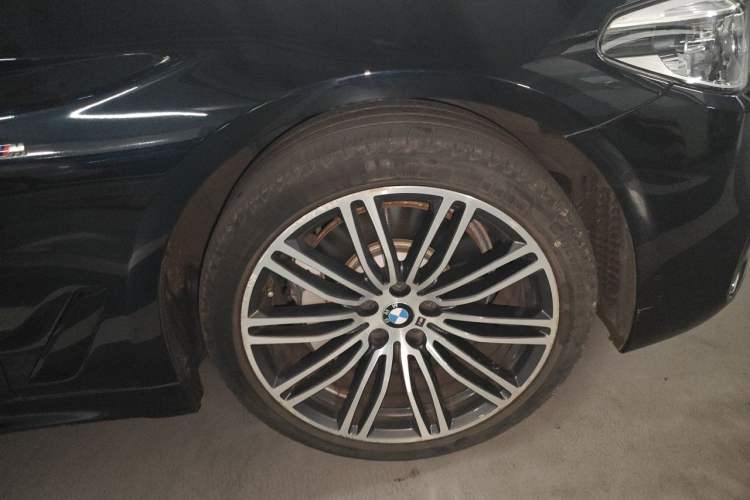Used BMW 5 Series 2019 530Li Luxury Edition M Sport Package Right Front Wheel Hub