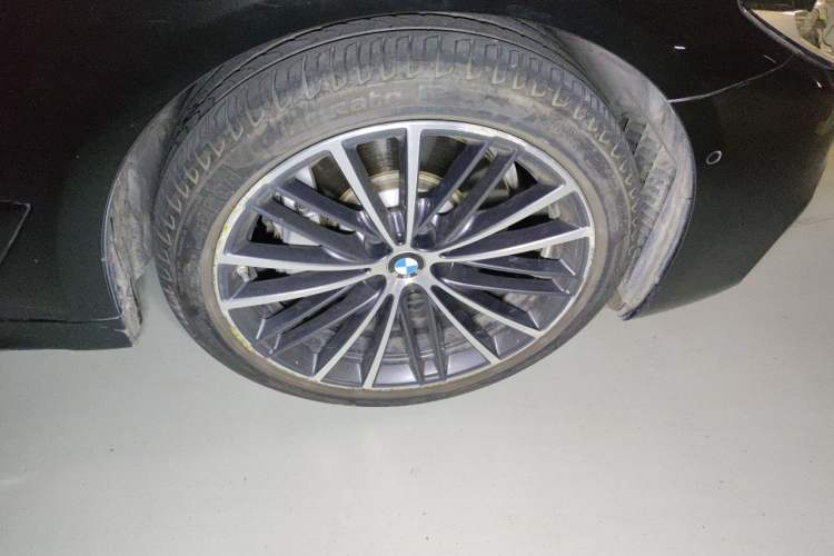 Used BMW 5 Series 2019 Restyled 530Li Luxury Edition M Sport Package Right Front Wheel Hub