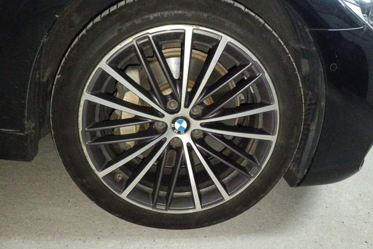Used BMW 5 Series 2019 Restyled 530Li Luxury Edition M Sport Package Right Front Wheel Hub