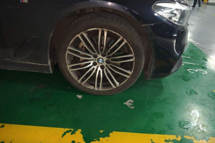 Used BMW 5 Series 2019 530Li Leading Model M Sport Package Right Front Wheel Hub