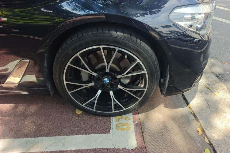 Used BMW 5 Series 2019 530Li Leading Model M Sport Package Right Front Wheel Hub