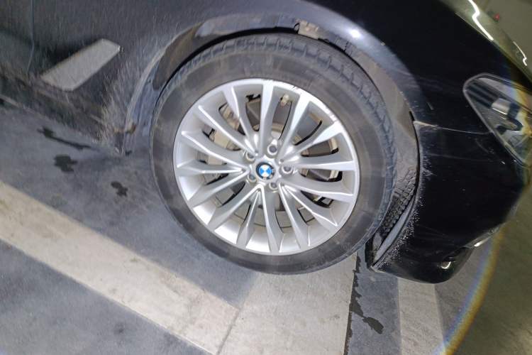 Used BMW 5 Series 2019 Facelifted 530Li Leading Edition Luxury Package Right Front Wheel Hub