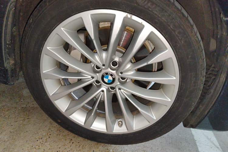 Used BMW 5 Series 2019 Facelifted 530Li Leading Edition Luxury Package Right Front Wheel Hub