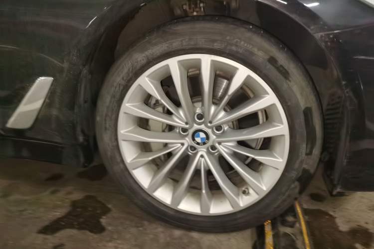 Used BMW 5 Series 2019 Updated 530Li xDrive Luxury Package Right Front Wheel Hub