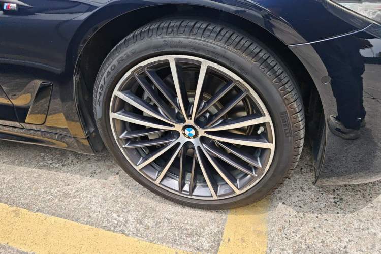 Used BMW 5 Series 2019 530Li Leading Model M Sport Package Right Front Wheel Hub