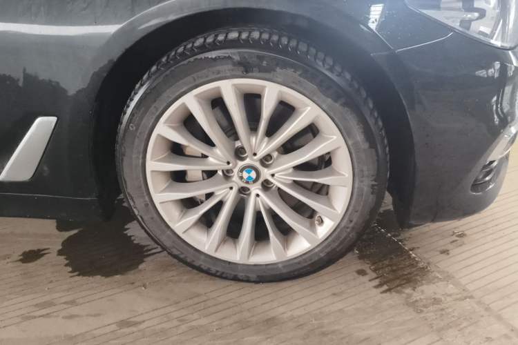 Used BMW 5 Series 2019 Facelifted 530Li Leading Edition Luxury Package Right Front Wheel Hub
