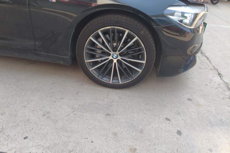 Used BMW 5 Series 2019 Facelifted 530Li Leading Edition M Sport Package Right Front Wheel Hub
