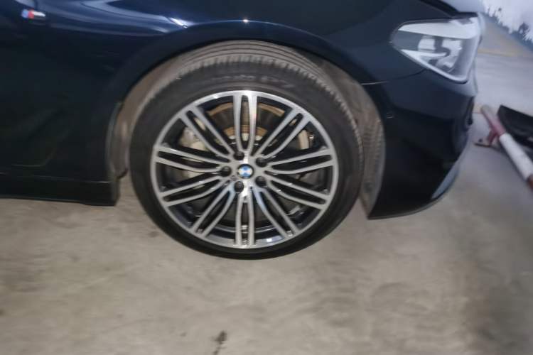 Used BMW 5 Series 2019 530Li Leading Model M Sport Package Right Front Wheel Hub