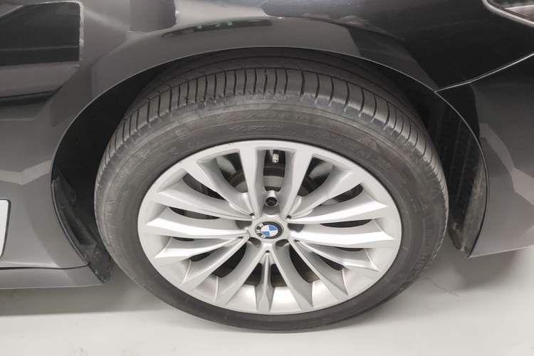 Used BMW 5 Series 2019 530Li xDrive Luxury Package Right Front Wheel Hub