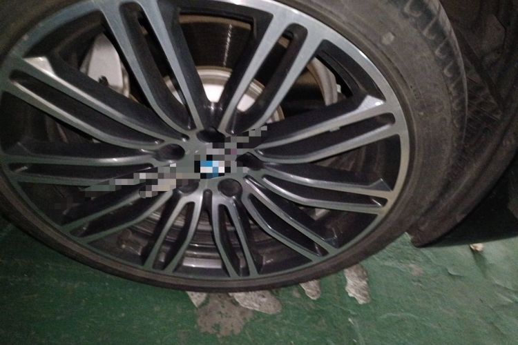 Used BMW 5 Series 2019 530Li Leading Model M Sport Package Right Front Wheel Hub