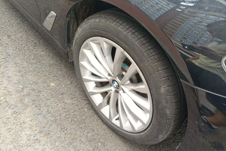 Used BMW 5 Series 2019 530Li Leading Model Luxury Package Right Front Wheel Hub