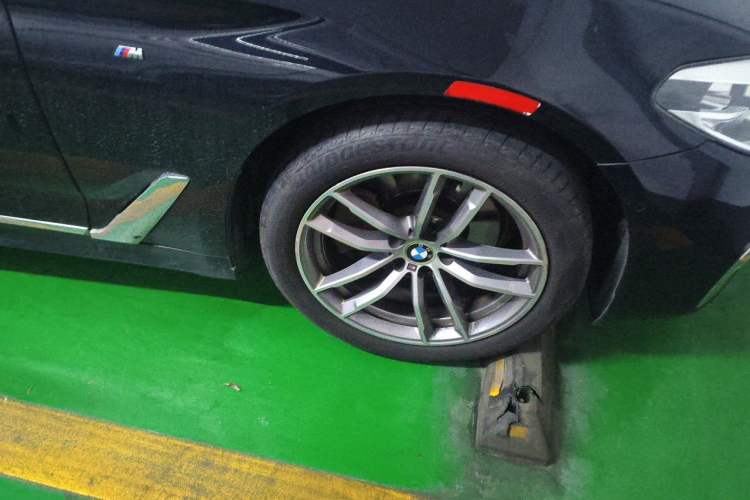 Used BMW 5 Series 2019 525Li M Sport Package Right Front Wheel Hub