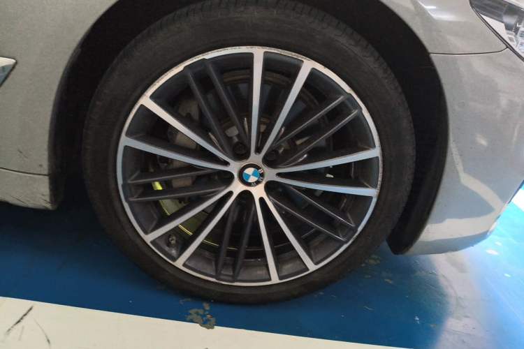 Used BMW 5 Series 2019 Restyled 530Li Luxury Edition M Sport Package Right Front Wheel Hub