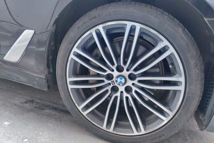 Used BMW 5 Series 2019 530Li Leading Model M Sport Package Right Front Wheel Hub