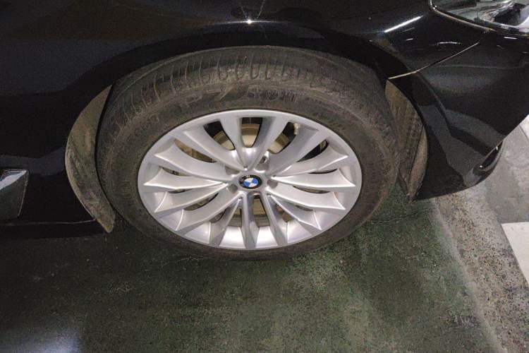 Used BMW 5 Series 2019 Facelifted 530Li Leading Edition Luxury Package Right Front Wheel Hub