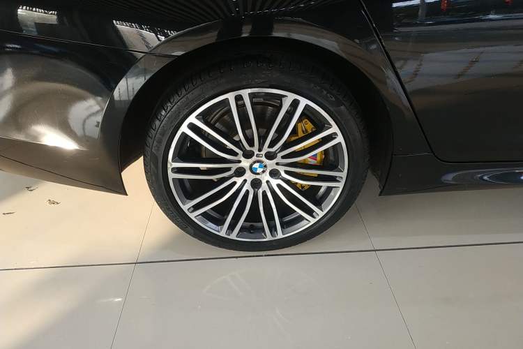 Used BMW 5 Series 2019 530Li Leading Model M Sport Package Right Rear Wheel Hub