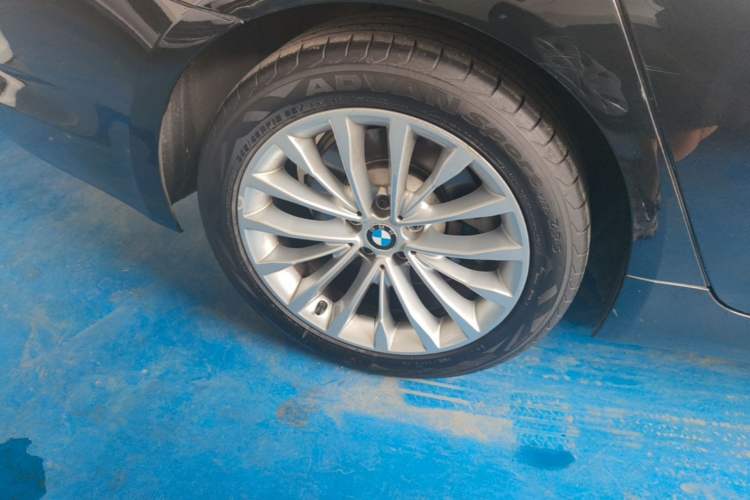 Used BMW 5 Series 2019 530Li Leading Model Luxury Package Right Rear Wheel Hub