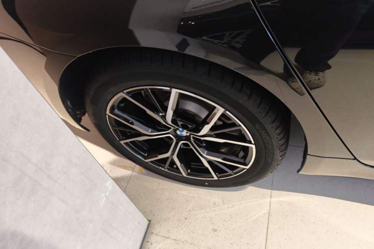 Used BMW 5 Series 2019 530Li Leading Model Luxury Package Right Rear Wheel Hub
