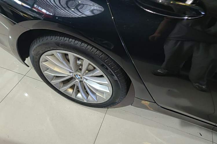 Used BMW 5 Series 2019 530Li Leading Model Luxury Package Right Rear Wheel Hub