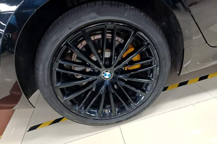 Used BMW 5 Series 2019 Facelifted 530Li Leading Edition M Sport Package Right Rear Wheel Hub