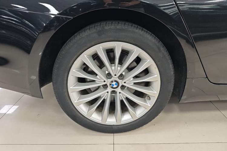 Used BMW 5 Series 2019 Facelifted 530Li Luxury Edition Premium Package Right Rear Wheel Hub