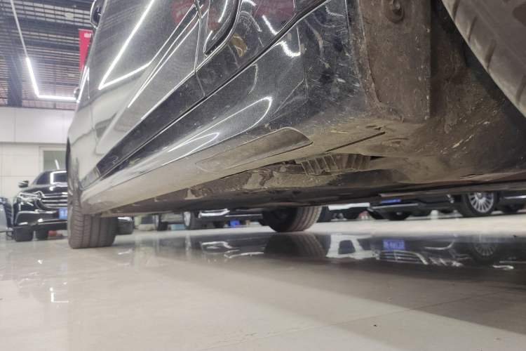 Used BMW 5 Series 2019 Facelifted 530Li Leading Edition M Sport Package Right Side Sill