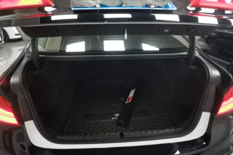 Used BMW 5 Series 2019 Facelifted 530Li Leading Edition M Sport Package Trunk