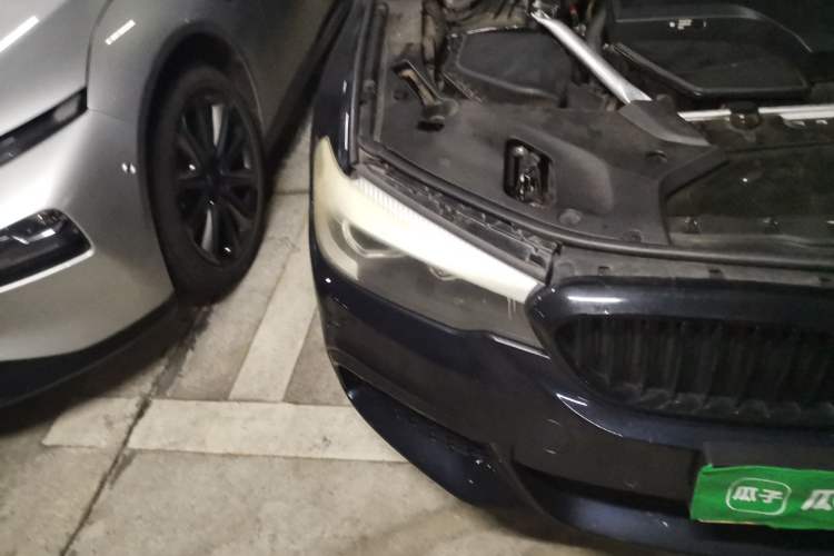 Used BMW 5 Series 2019 530Li Leading Model M Sport Package Right Front Headlight