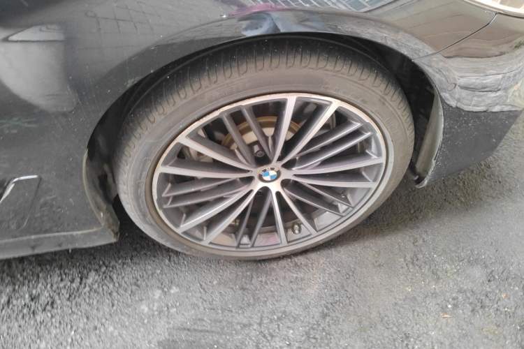 Used BMW 5 Series 2019 Facelifted 530Li Leading Edition M Sport Package Right Front Wheel Hub
