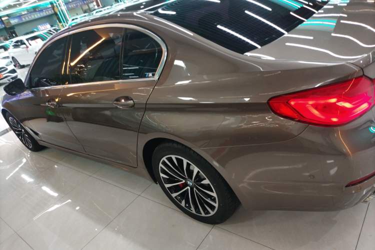 Used BMW 5 Series 2019 Facelifted 525Li Luxury Package Exterior 4