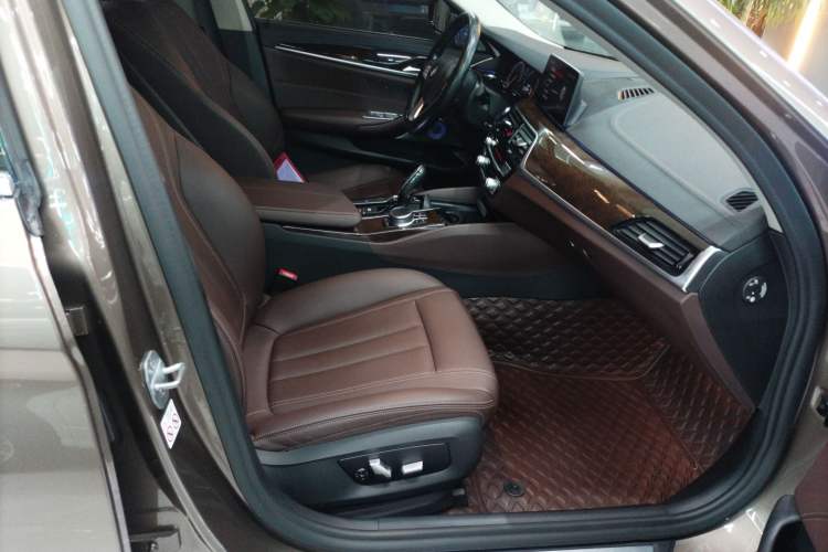 Used BMW 5 Series 2019 Facelifted 525Li Luxury Package Right Front Seat