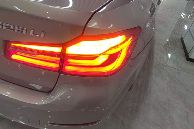 Used BMW 5 Series 2019 525Li Luxury Package Exterior 3