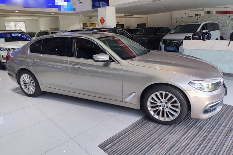 Used BMW 5 Series 2019 Facelifted 525Li Luxury Package Front Right 45 Deg