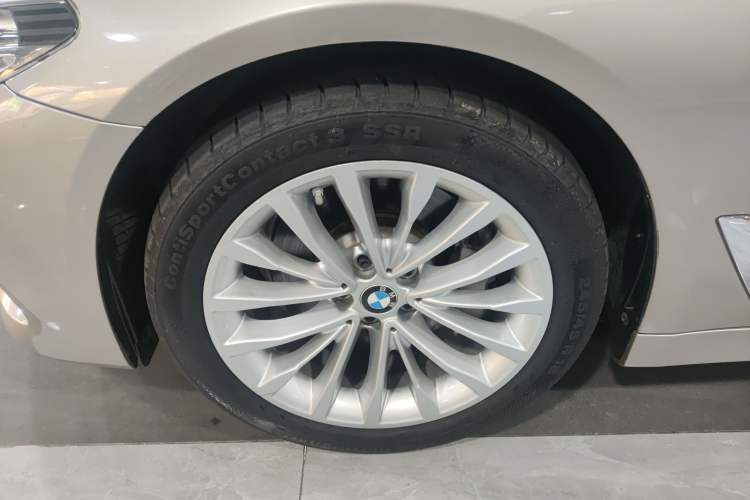 Used BMW 5 Series 2019 Facelifted 530Li Leading Edition Luxury Package Left Front Wheel Hub