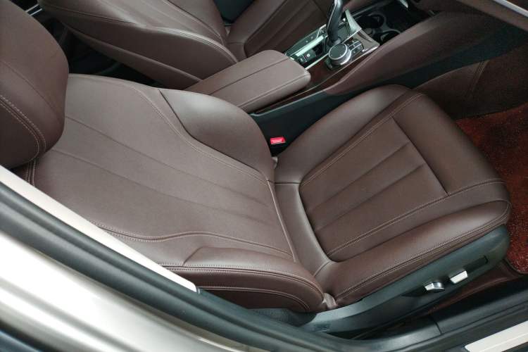 Used BMW 5 Series 2019 525Li Luxury Package Right Front Seat