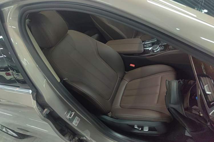 Used BMW 5 Series 2019 525Li Luxury Package Right Front Seat