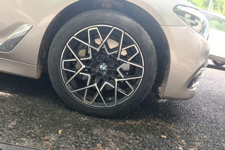 Used BMW 5 Series 2019 Updated 530Li xDrive Luxury Package Right Front Wheel Hub