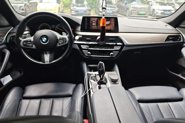 Used BMW 5 Series 2019 530i M Sport Package Center Console