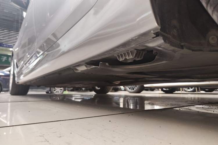 Used BMW 5 Series 2019 530Li Leading Model Luxury Package Left Side Sill