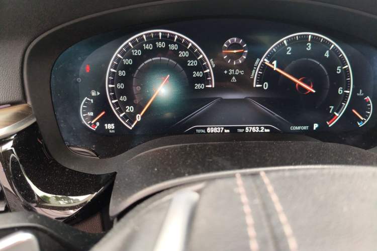 Used BMW 5 Series 2019 530Li Leading Model Luxury Package Odometer Close Up