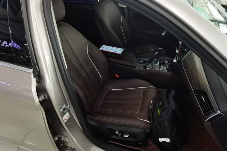 Used BMW 5 Series 2019 530Li xDrive Luxury Package Right Front Seat