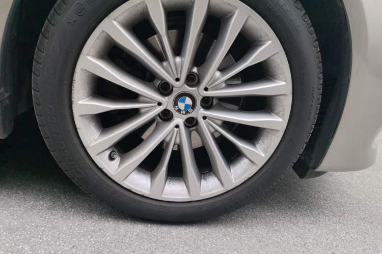 Used BMW 5 Series 2019 Facelifted 525Li Luxury Package Right Front Wheel Hub