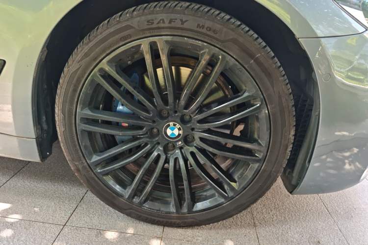 Used BMW 5 Series 2019 530i M Sport Package Right Front Wheel Hub