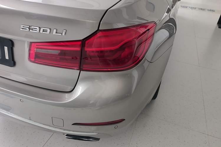 Used BMW 5 Series 2019 Facelifted 530Li Leading Edition Luxury Package Right Rear Taillight